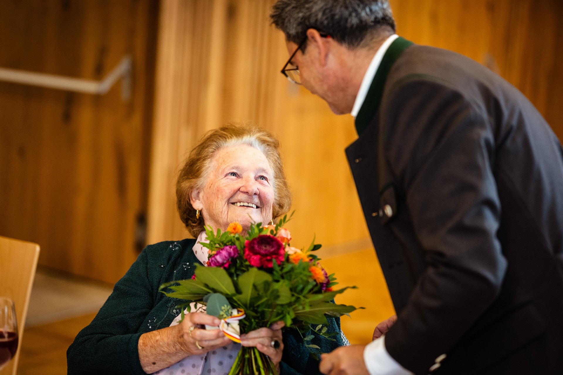 Gemütlicher Nachmittag 2025 - Gertrud Klantschnigg mit Bgm Markus Lakounigg